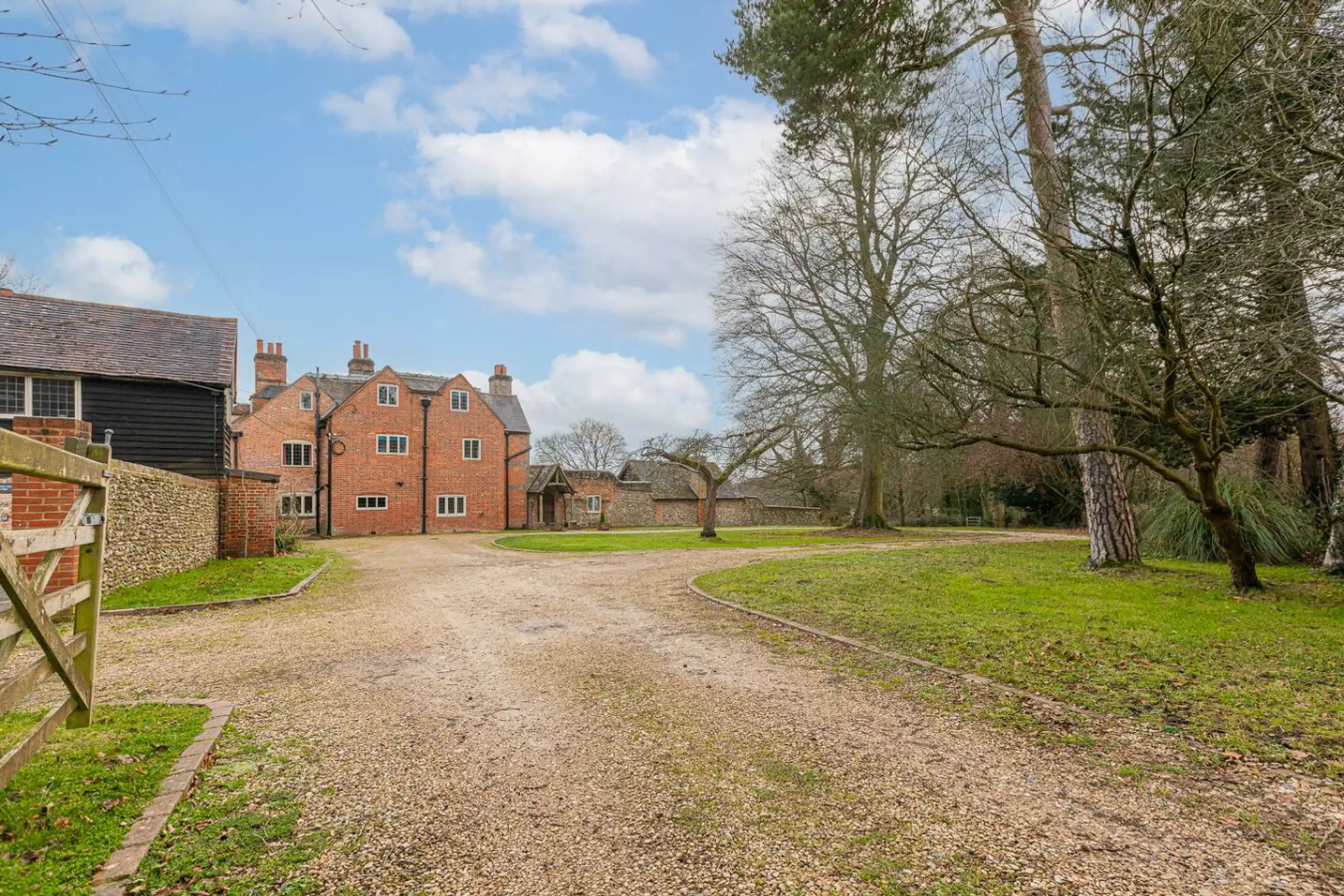 Group accommodation in Reading with a big gravel drive way